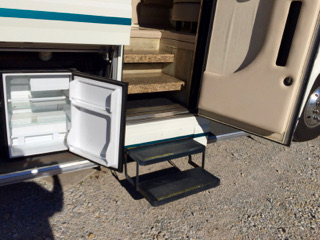 Coach #416, Entry steps
Kwikee Step
Outside mini-fridge located in Bay with Stereo Radio & Speakers
